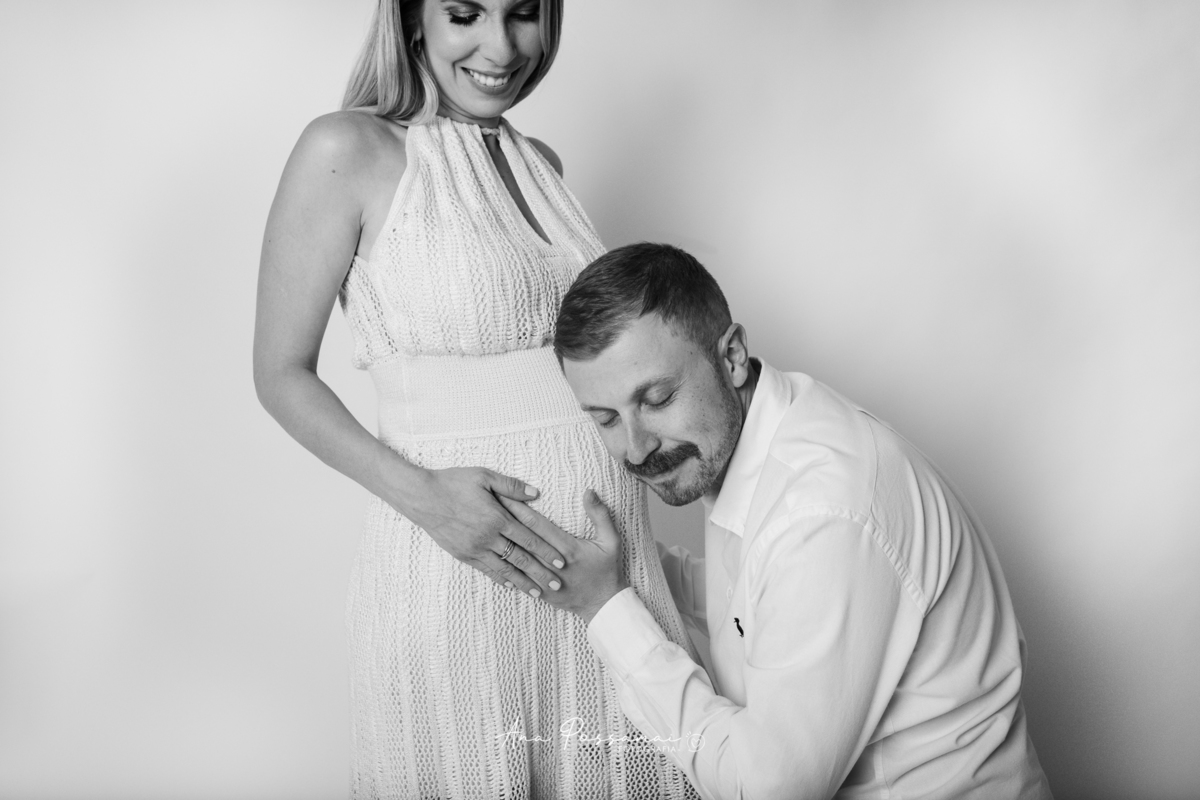 ensaio gestante estudio com familia fundo branco e lingerie bento gonçalves