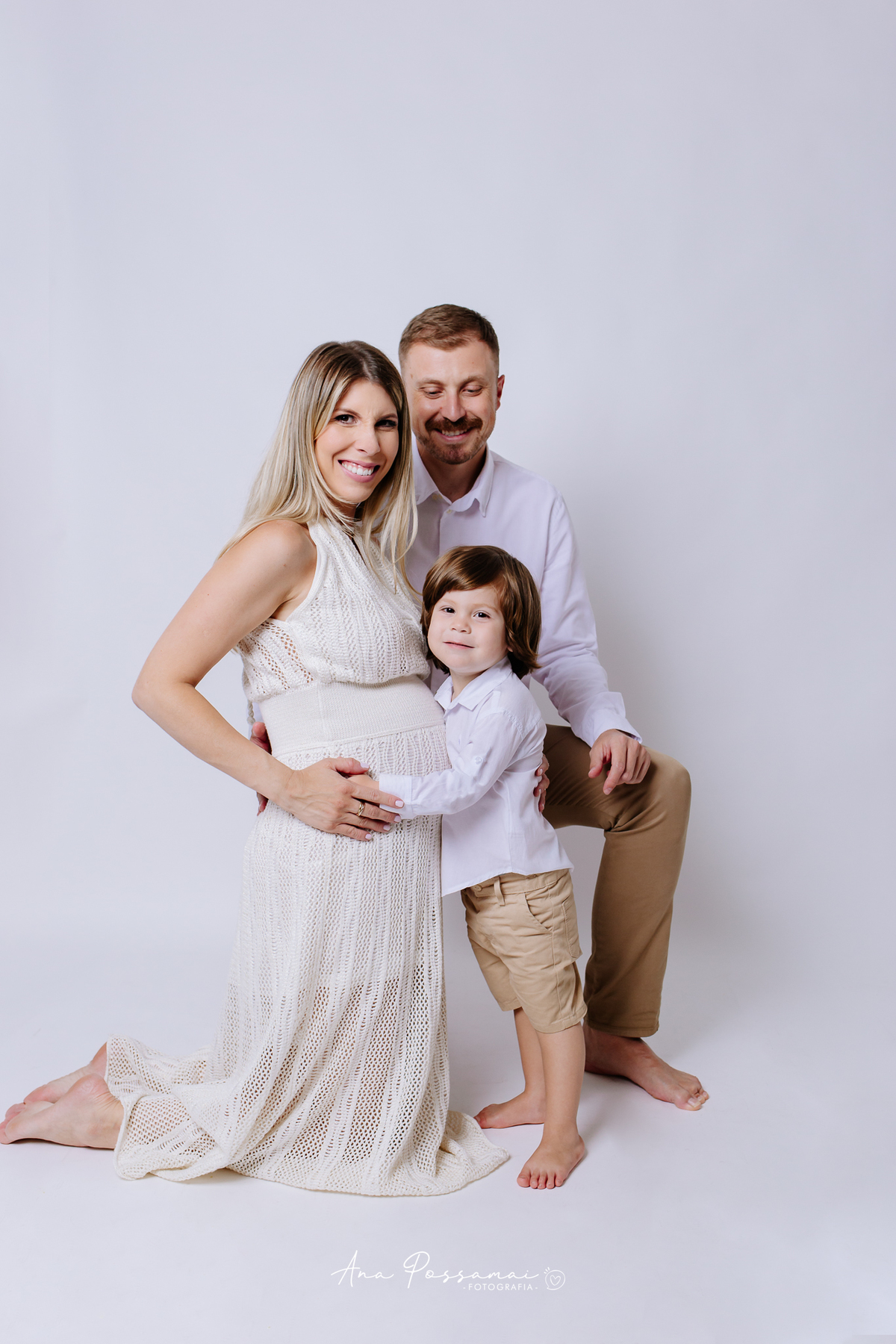ensaio gestante estudio com familia fundo branco e lingerie bento gonçalves