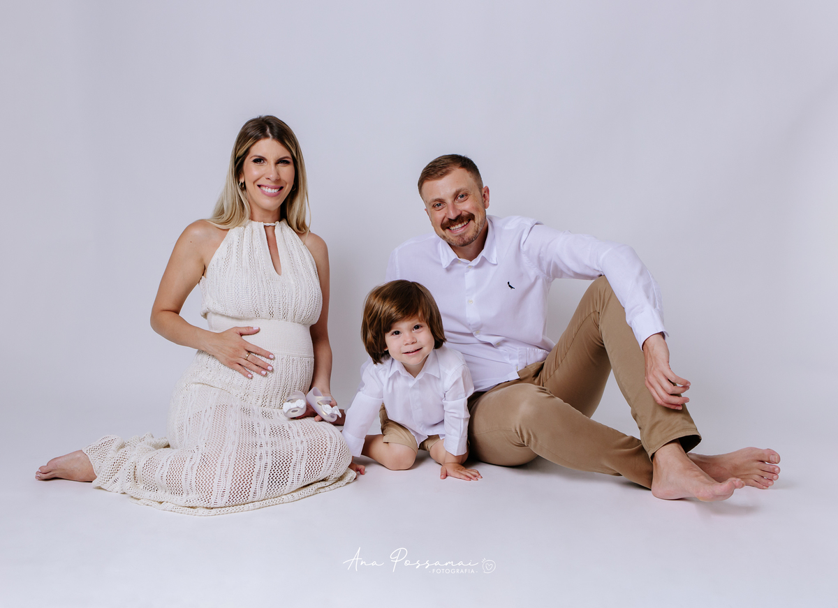 ensaio gestante estudio com familia fundo branco e lingerie bento gonçalves