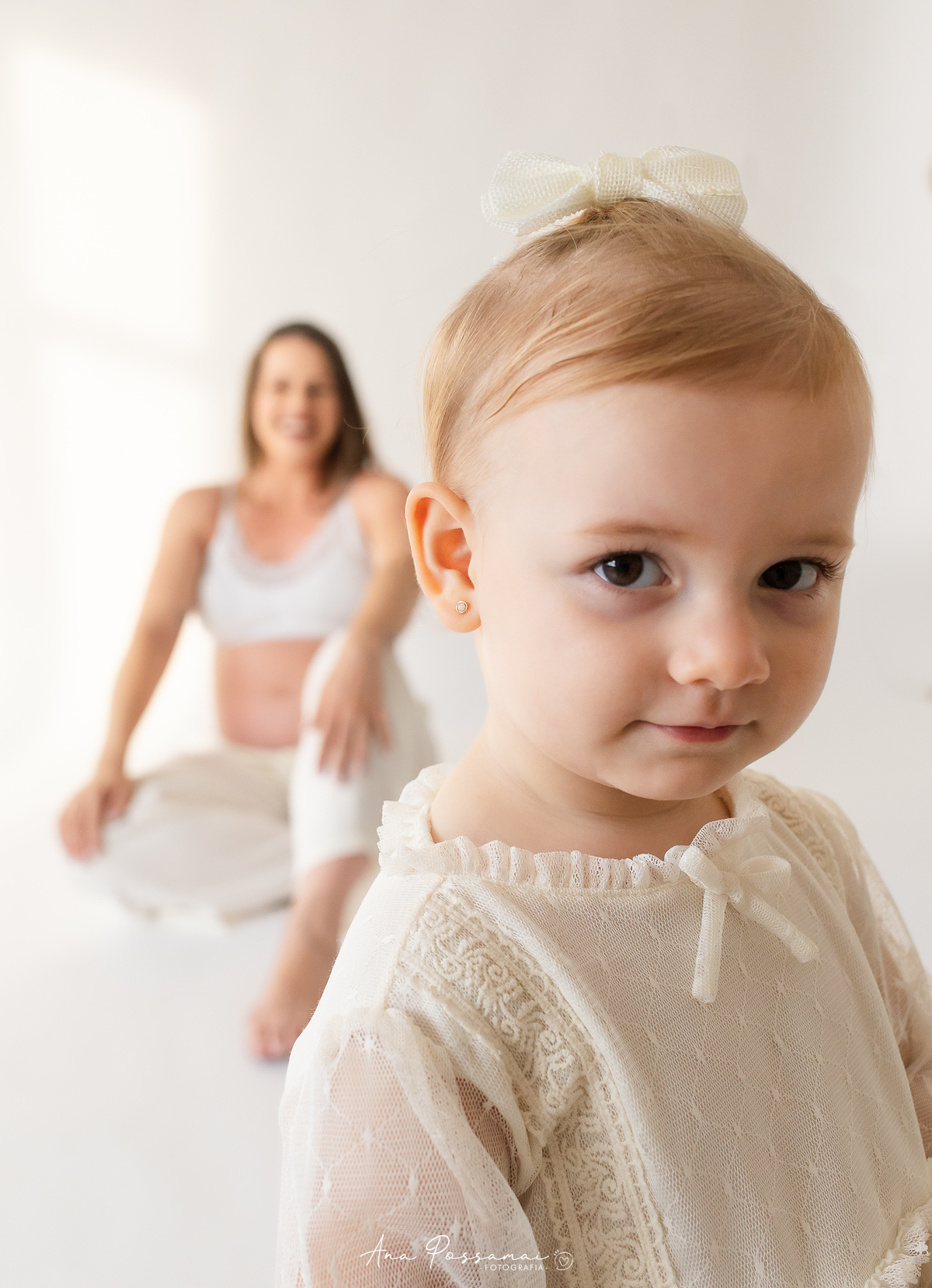 ensaio de gestante com filha pequena em estúdio de bento gonçalves