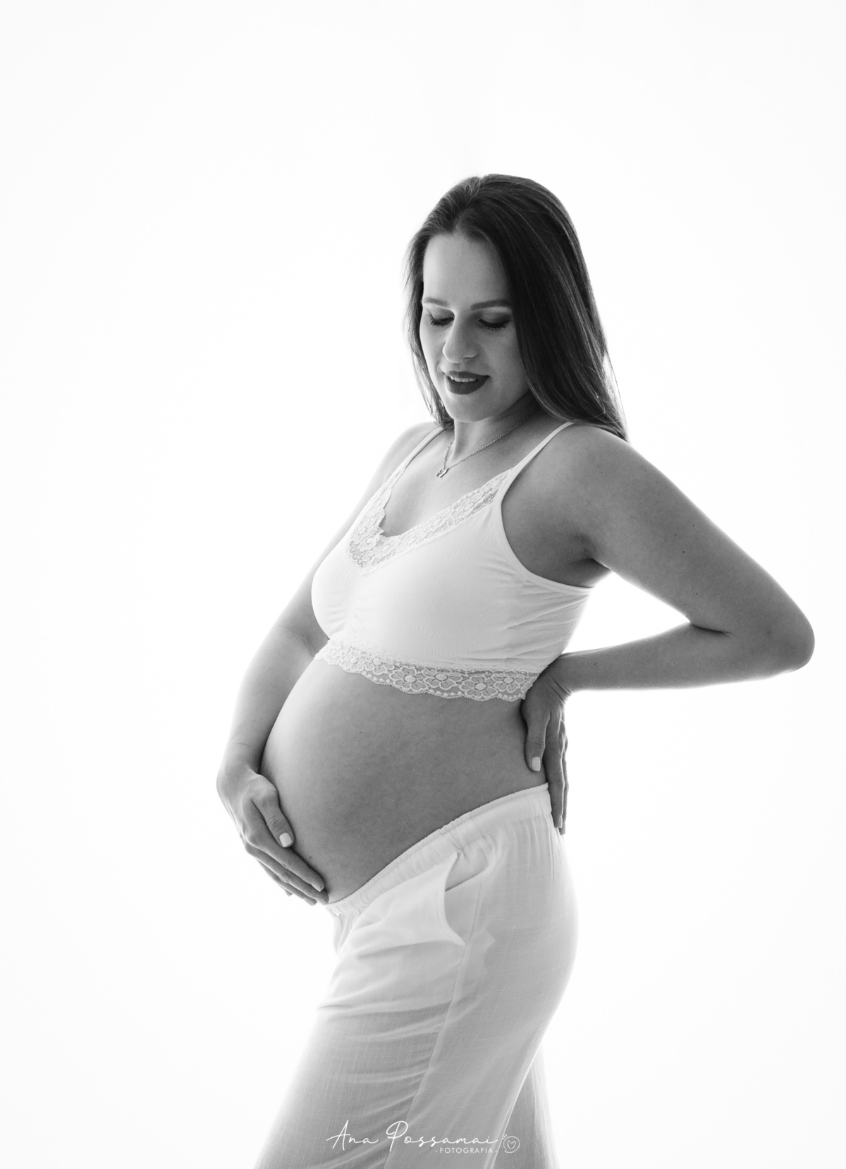 ensaio de gestante em estúdio fundo branco em bento gonçalves