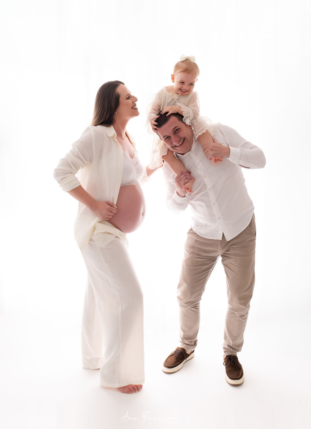 ensaio de gestante em estúdio fundo branco em bento gonçalves