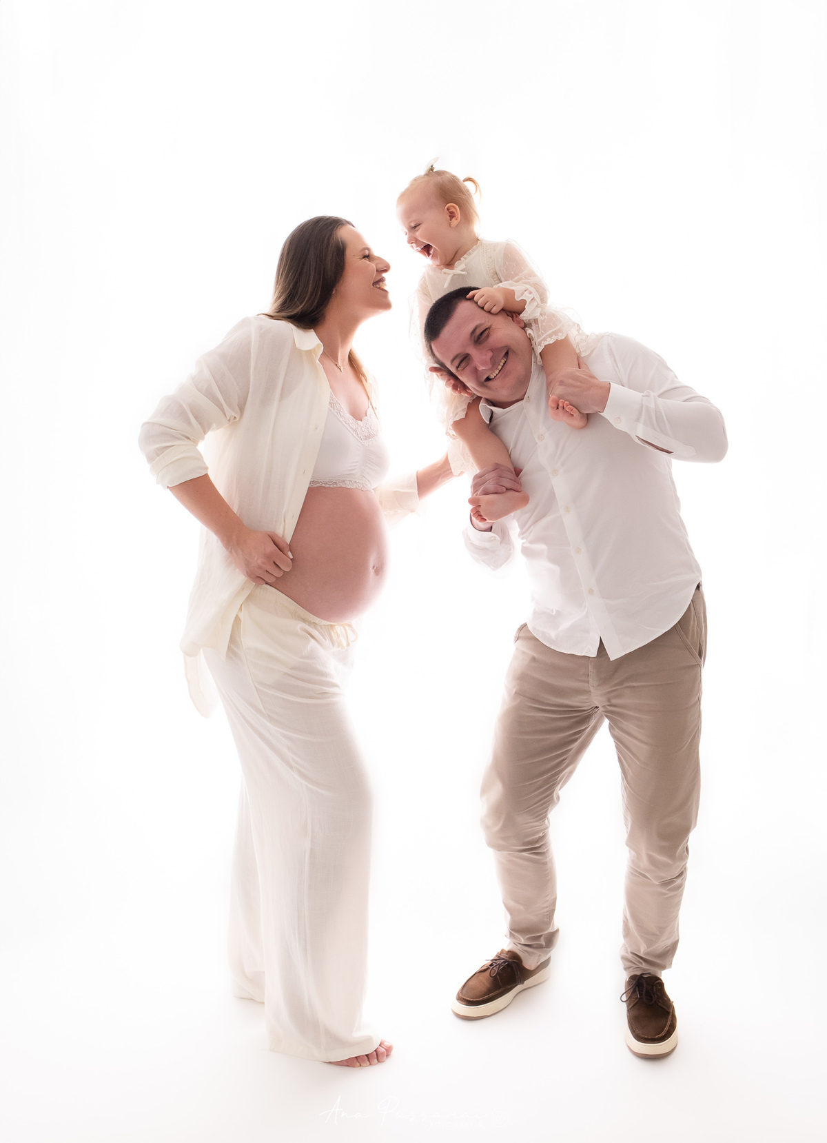 ensaio de gestante em estúdio fundo branco em bento gonçalves