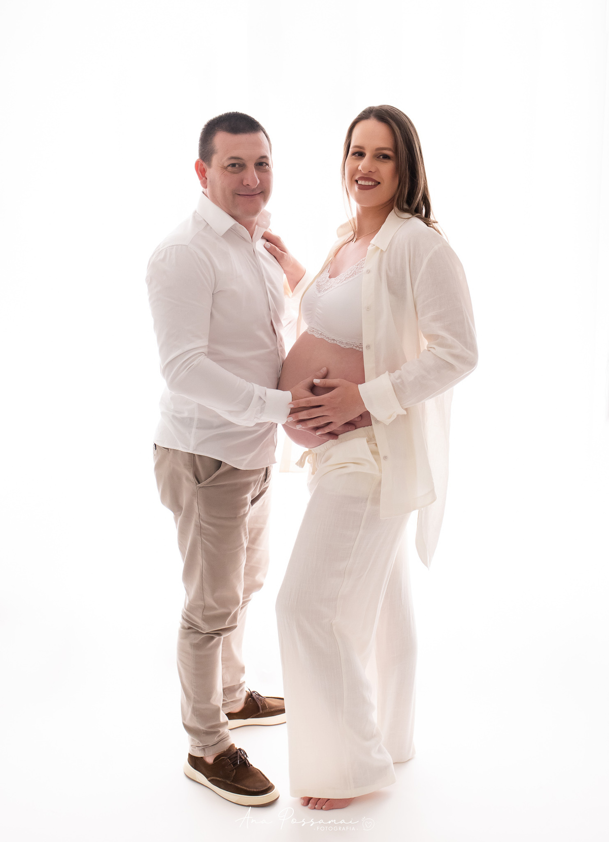 ensaio de gestante em estúdio fundo branco em bento gonçalves
