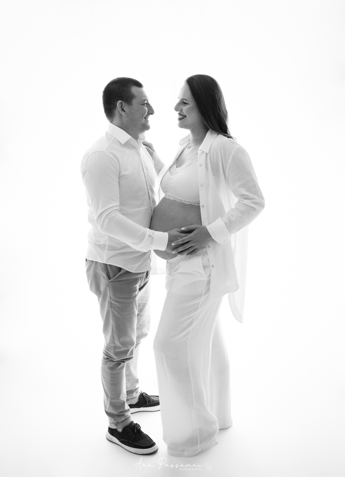ensaio de gestante em estúdio fundo branco em bento gonçalves