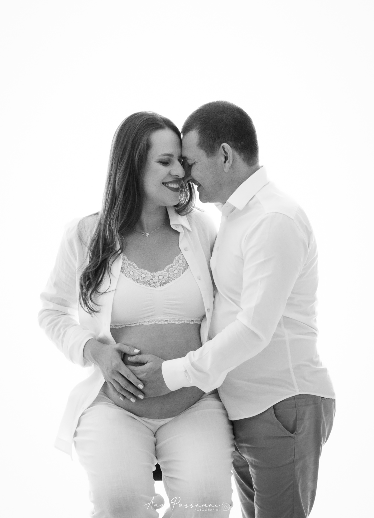 ensaio de gestante em estúdio fundo branco em bento gonçalves