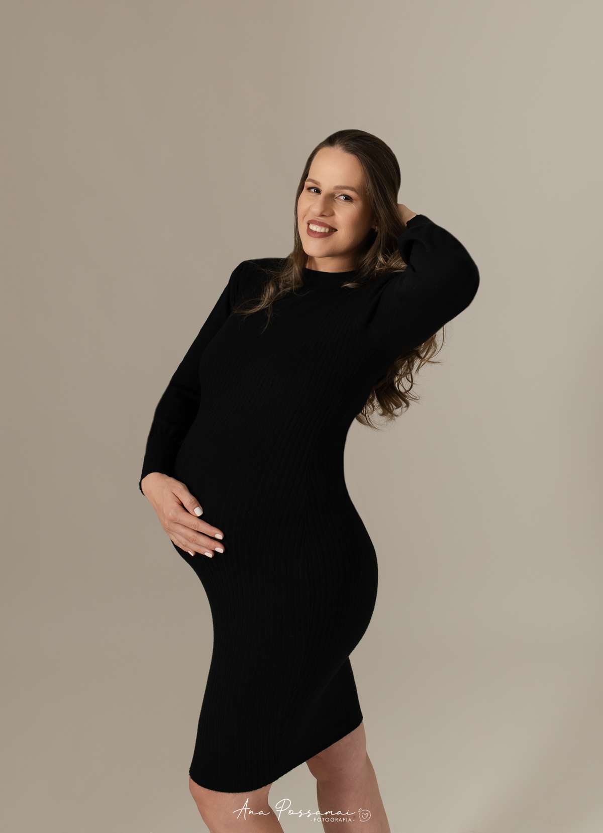 ensaio de gestante em estúdio fundo escuro em bento gonçalves