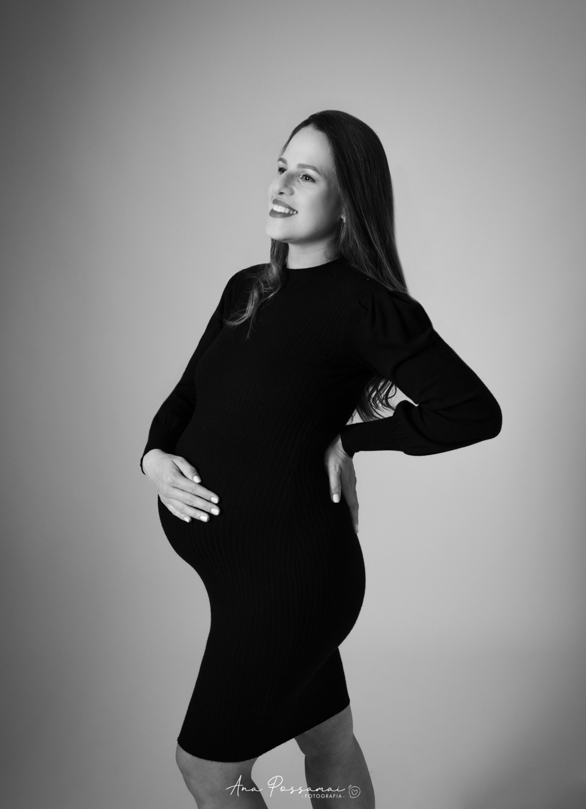 ensaio de gestante em estúdio fundo escuro em bento gonçalves