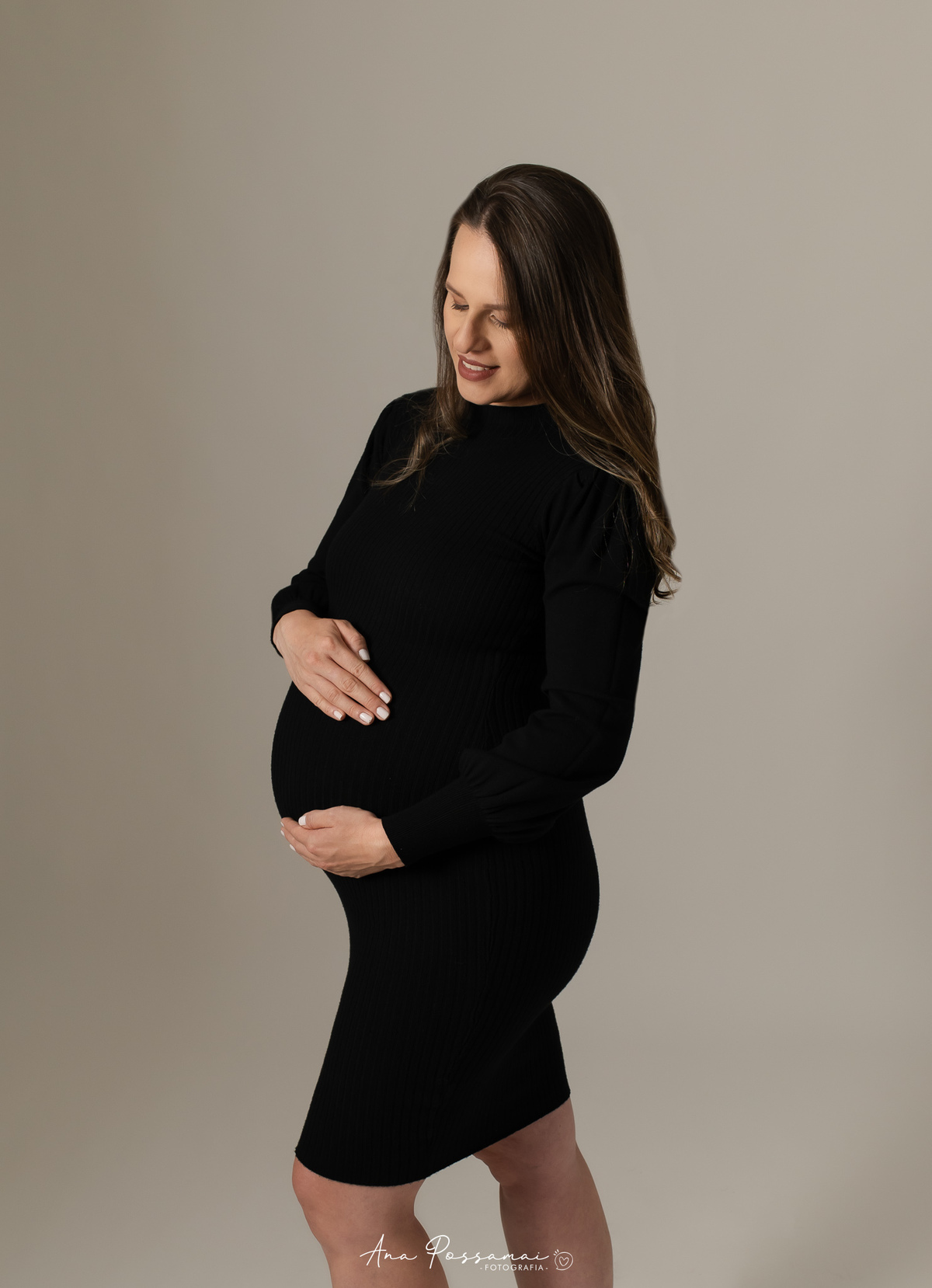 ensaio de gestante em estúdio fundo escuro em bento gonçalves
