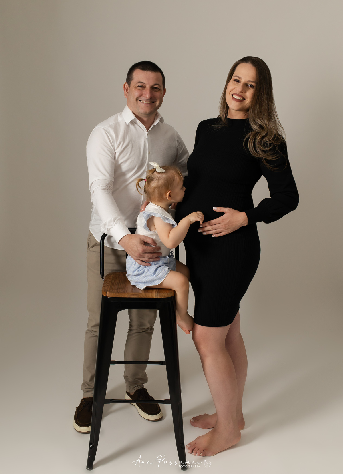 ensaio de gestante em estúdio fundo escuro em bento gonçalves