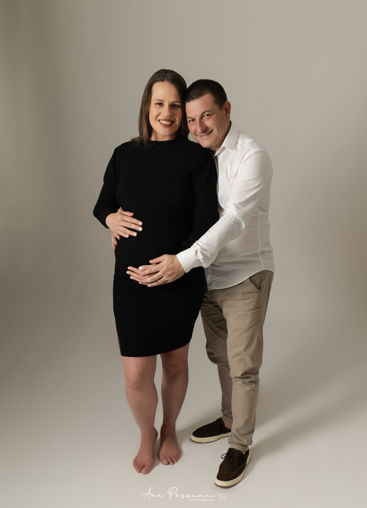 ensaio de gestante em estúdio fundo escuro em bento gonçalves