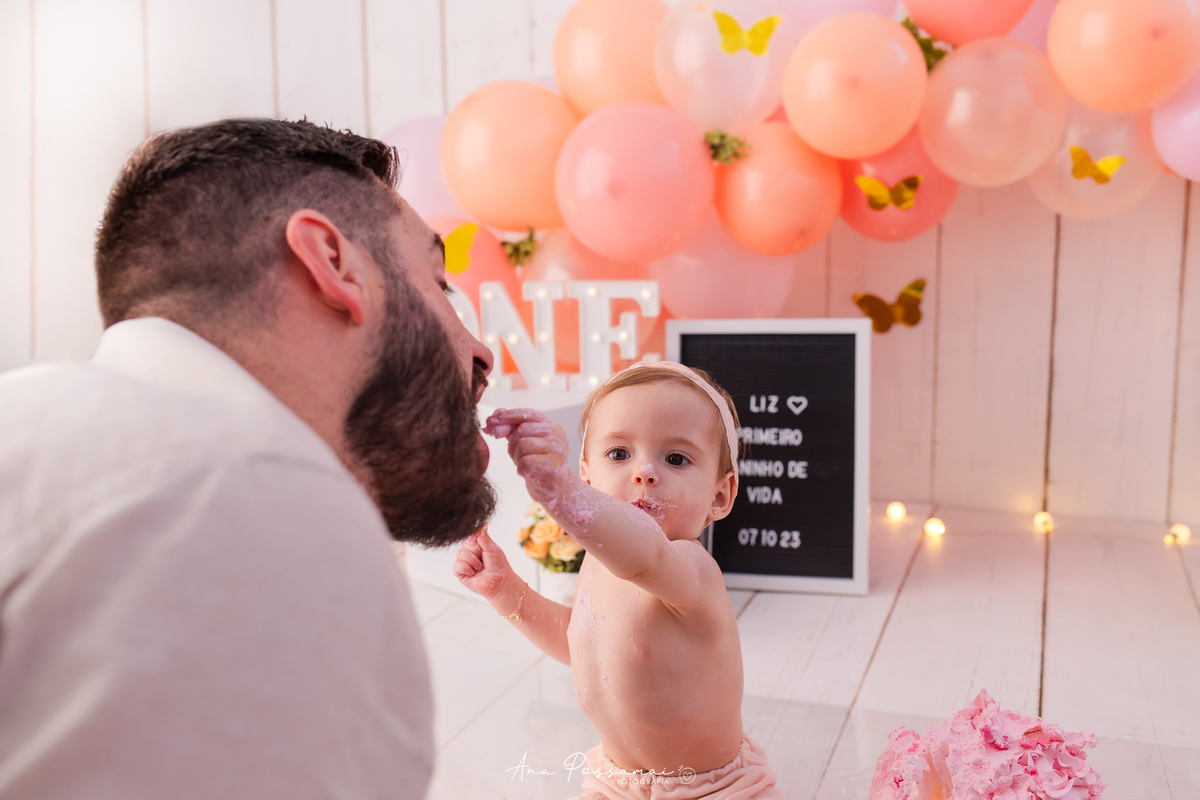 ensaio smash the cake ensaio de um ano do bebê com balões e bolo em bento gonçalves por ana possamai fotografia 