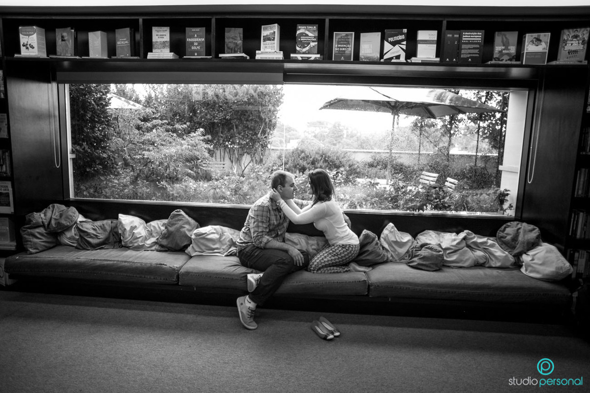 studio personal fotografias,nathalia lobo, bruno, fotos de noivos na livraria, patio batel por do sol, witmarsun, curitiba, melhores fotografas de curtida, fotos no por do sol, casal na livraria