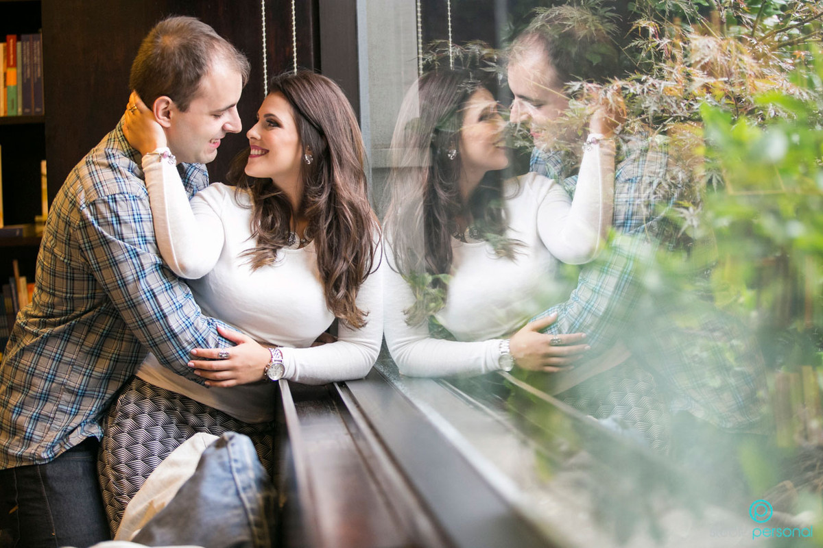 studio personal fotografias,nathalia lobo, bruno, fotos de noivos na livraria, patio batel por do sol, witmarsun, curitiba, melhores fotografas de curtida, fotos no por do sol, casal na livraria