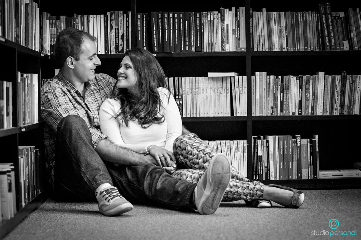 studio personal fotografias,nathalia lobo, bruno, fotos de noivos na livraria, patio batel por do sol, witmarsun, curitiba, melhores fotografas de curtida, fotos no por do sol, casal na livraria