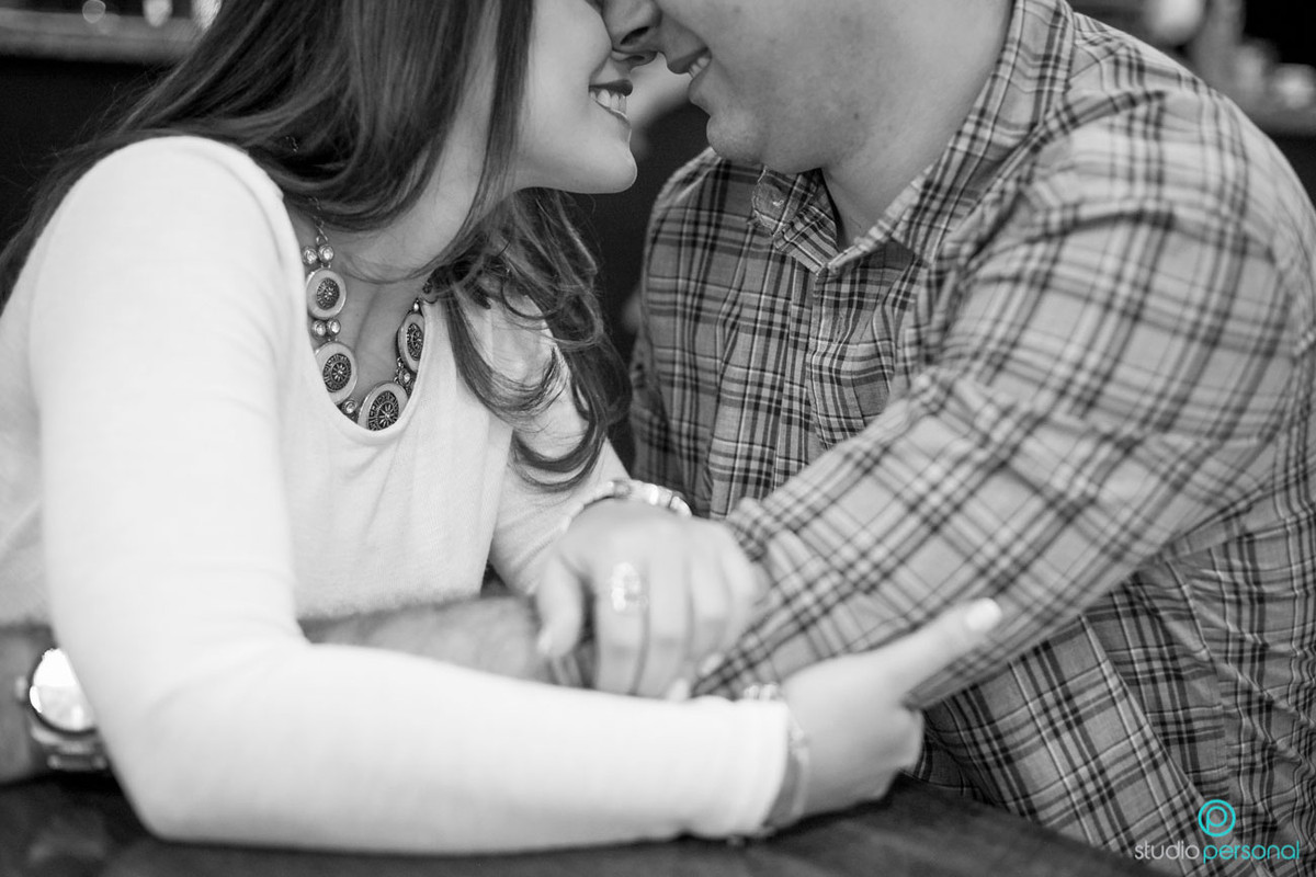 studio personal fotografias,nathalia lobo, bruno, fotos de noivos na livraria, patio batel por do sol, witmarsun, curitiba, melhores fotografas de curtida, fotos no por do sol, casal na livraria