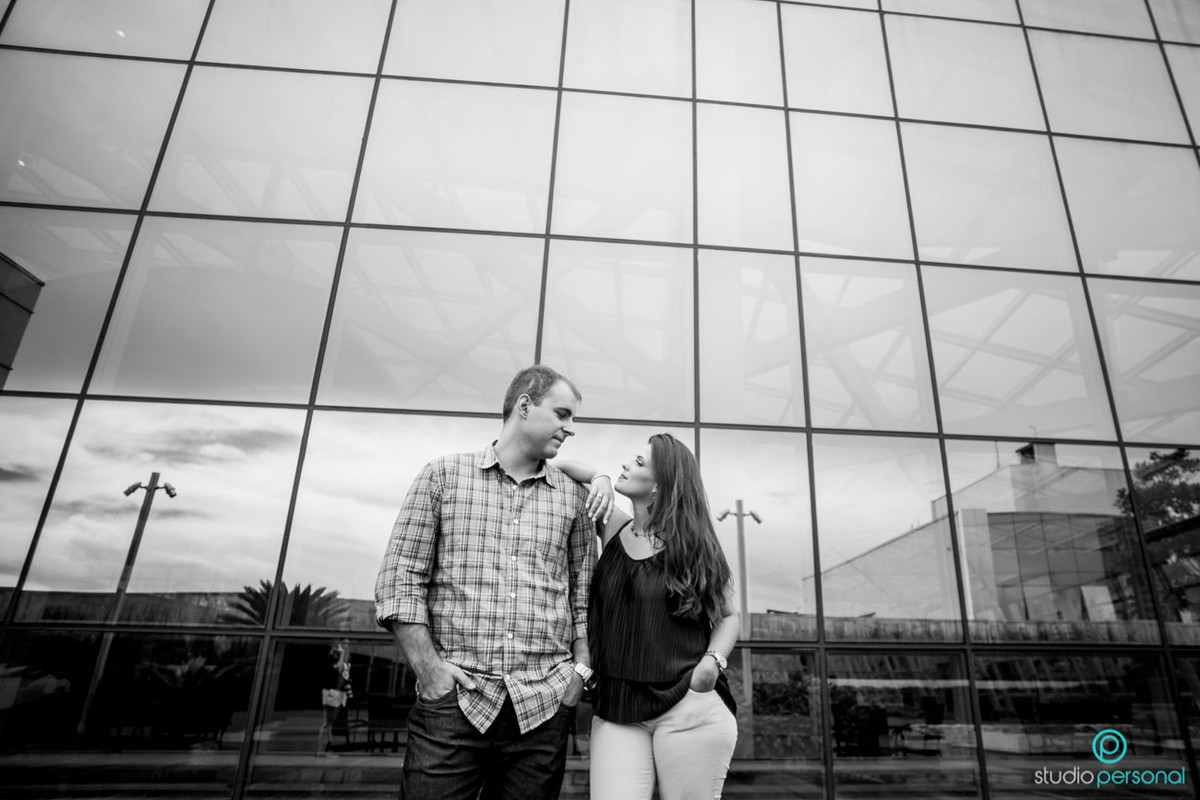 studio personal fotografias,nathalia lobo, bruno, fotos de noivos na livraria, patio batel por do sol, witmarsun, curitiba, melhores fotografas de curtida, fotos no por do sol, casal na livraria