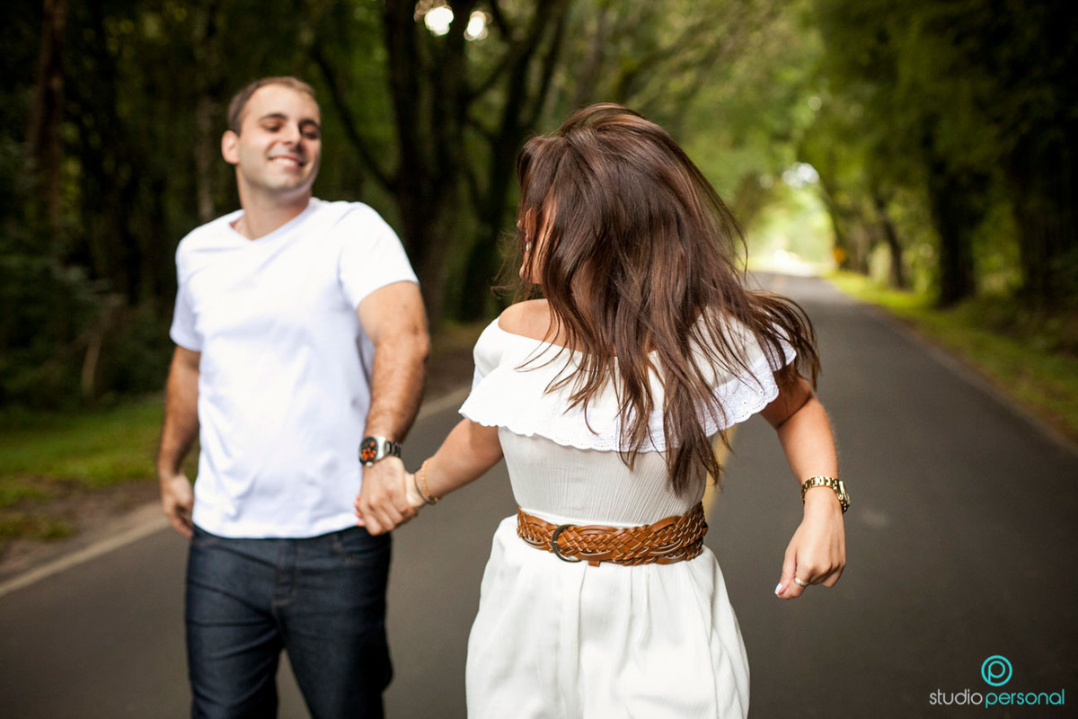 studio personal fotografias,nathalia lobo, bruno, fotos de noivos na livraria, patio batel por do sol, witmarsun, curitiba, melhores fotografas de curtida, fotos no por do sol, casal na livraria