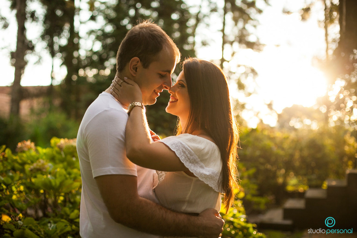 studio personal fotografias,nathalia lobo, bruno, fotos de noivos na livraria, patio batel por do sol, witmarsun, curitiba, melhores fotografas de curtida, fotos no por do sol, casal na livraria