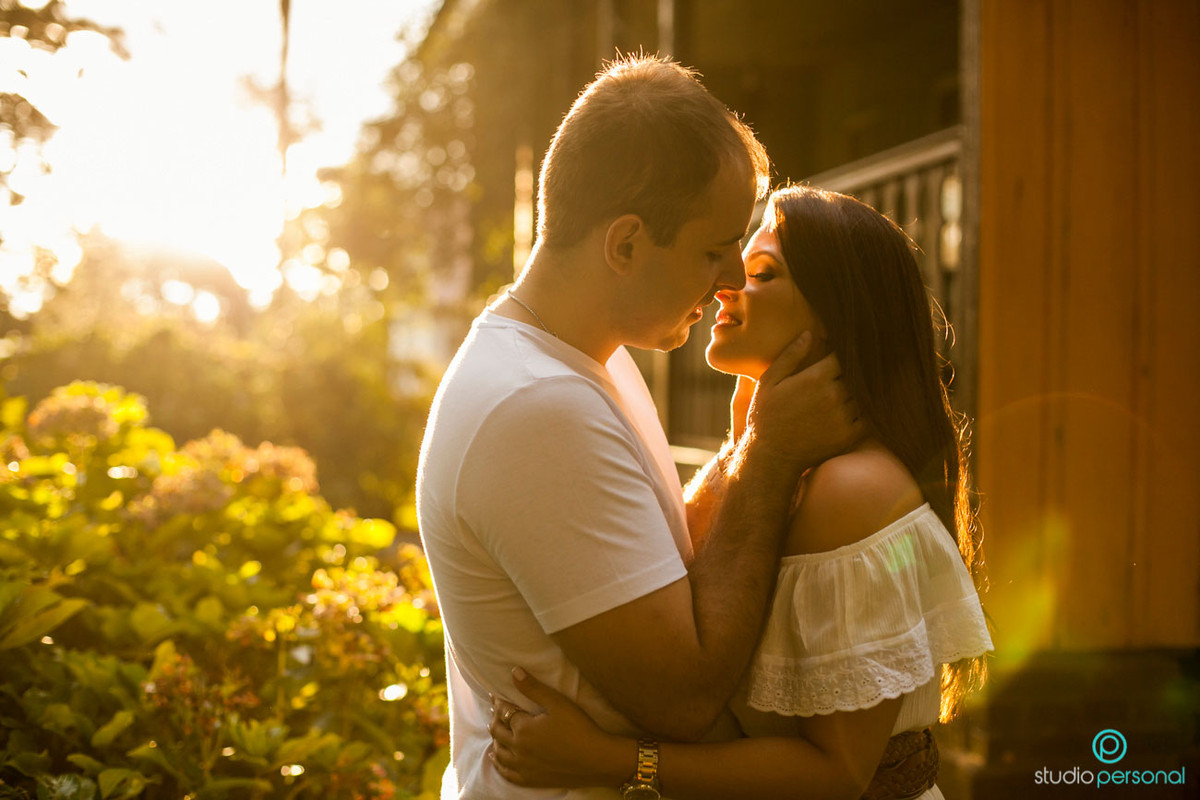 studio personal fotografias,nathalia lobo, bruno, fotos de noivos na livraria, patio batel por do sol, witmarsun, curitiba, melhores fotografas de curtida, fotos no por do sol, casal na livraria