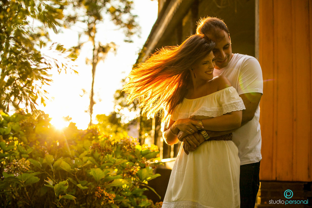 studio personal fotografias,nathalia lobo, bruno, fotos de noivos na livraria, patio batel por do sol, witmarsun, curitiba, melhores fotografas de curtida, fotos no por do sol, casal na livraria