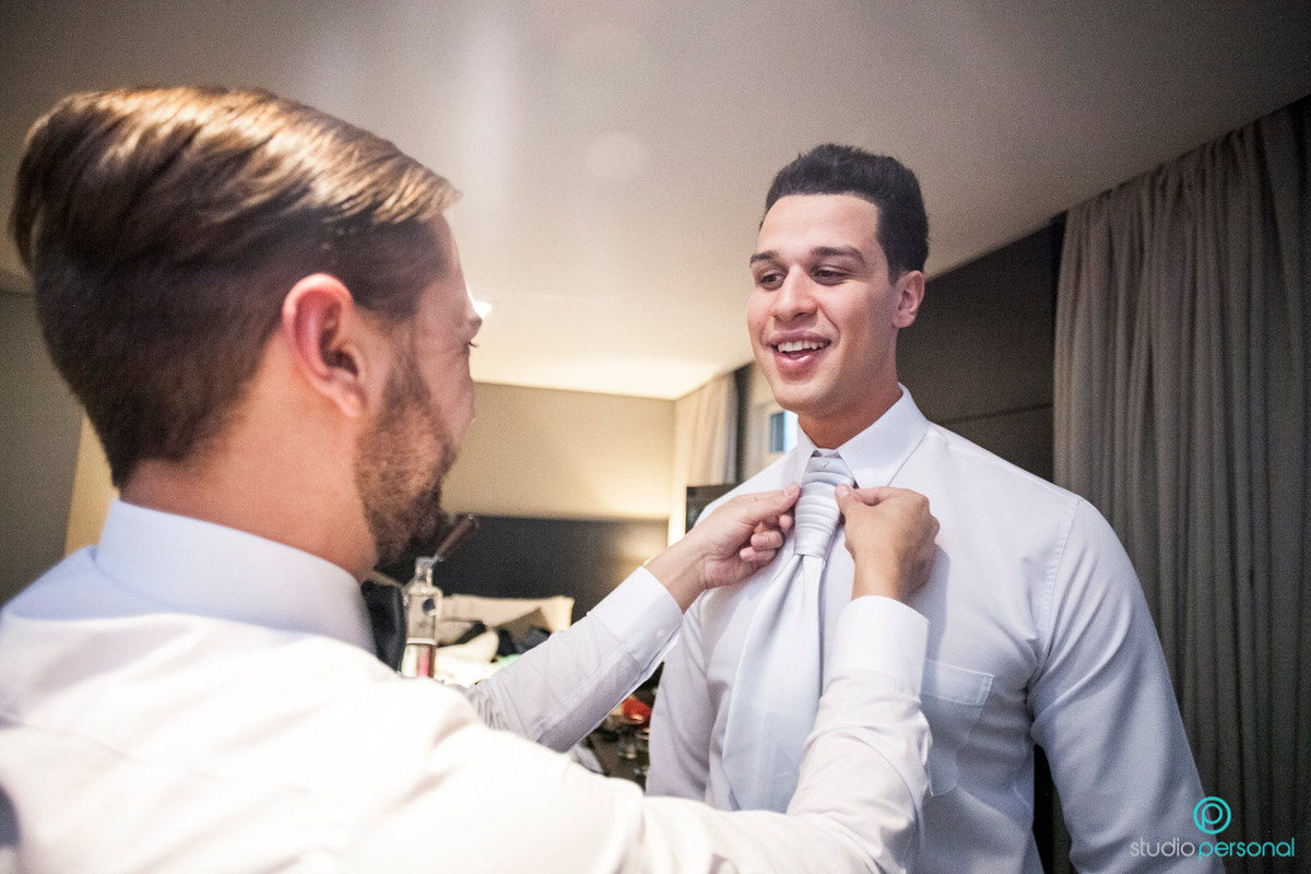 Casamento no buffet ilha do mehl em curitiba com decoracao da videira e fotos studio personal fotografias Giovanna e Vinicius | Curitiba – PR noivo se arrumando