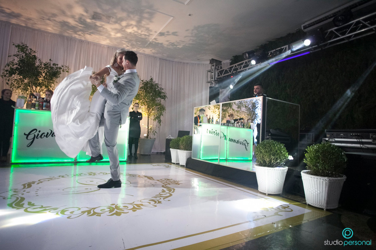 Casamento no buffet ilha do mehl em curitiba com decoracao da videira e fotos studio personal fotografias Giovanna e Vinicius | Curitiba – PR primeira danca dos noivos
