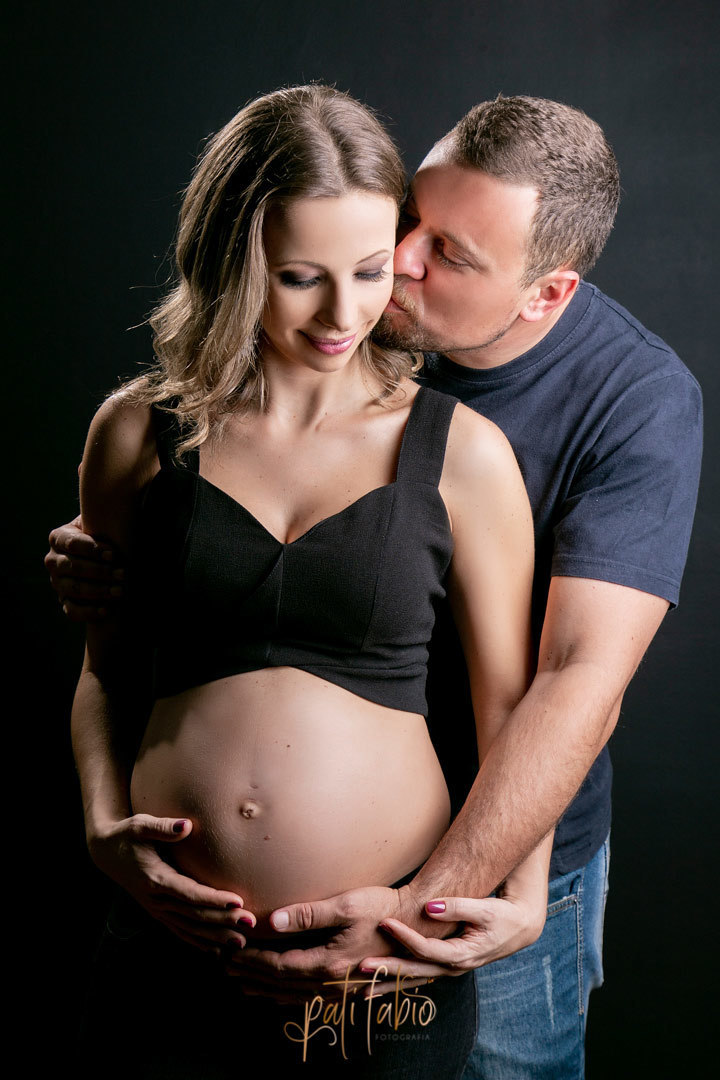 pai beijando a mae e segurando a barriga