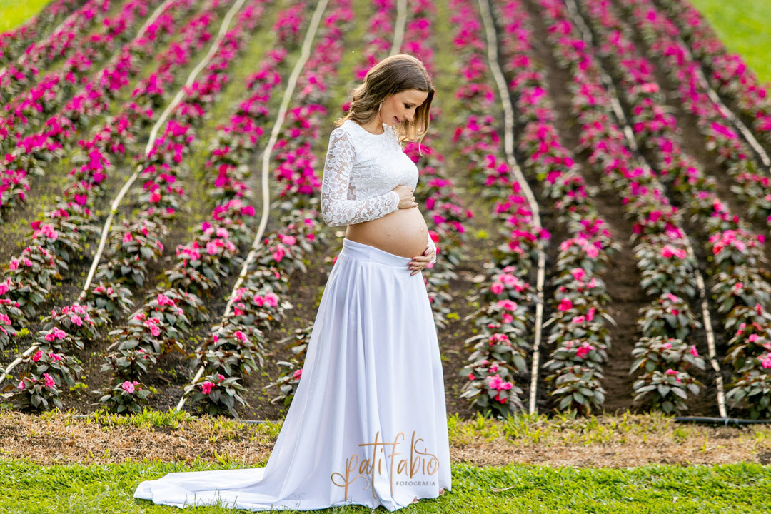 grávida com flores no parque tingui