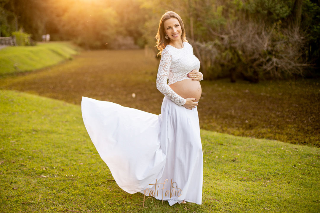 gestante sorrindo vestido voando