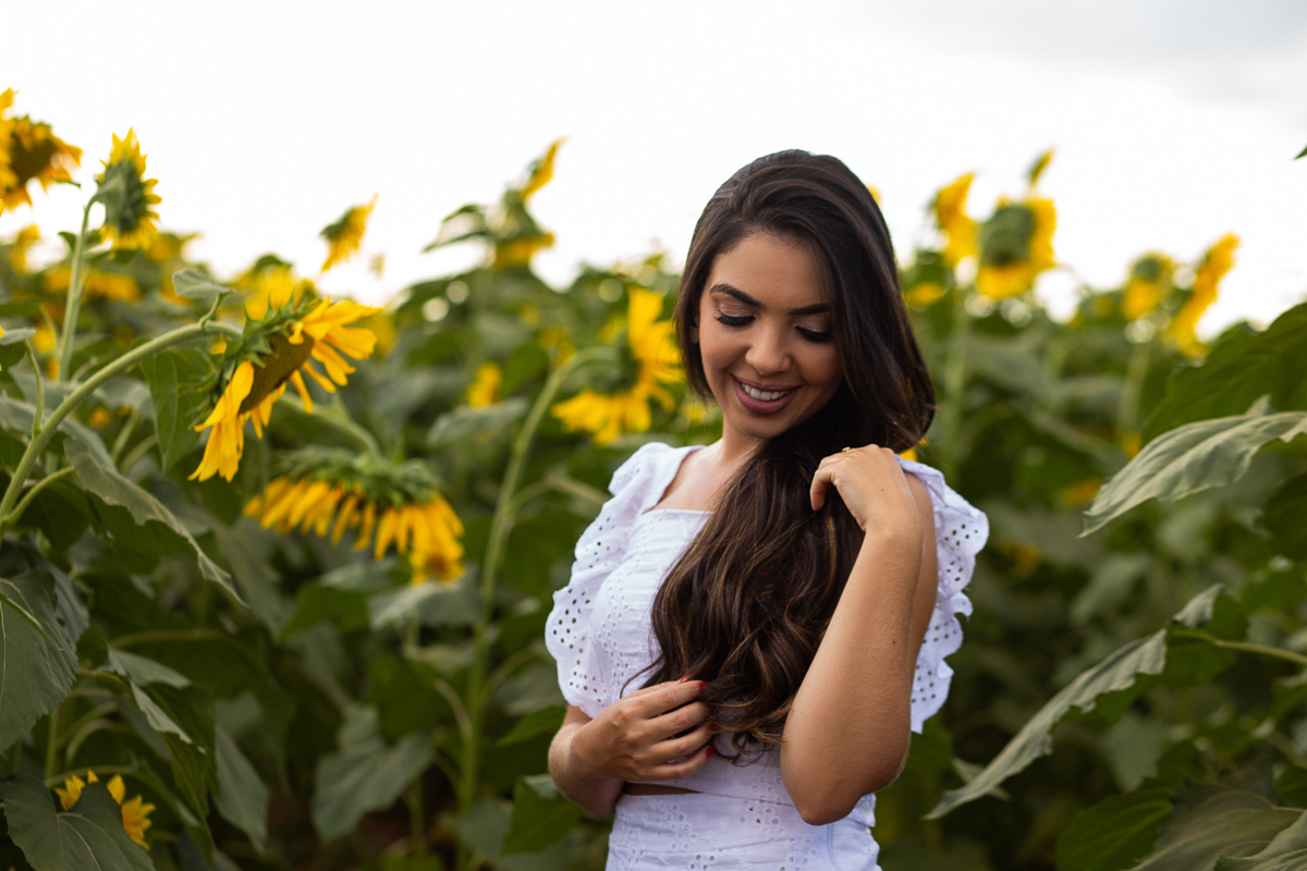 ensaio-feminino-girassol-beleza-mulher-sorriso-natureza-foto-fotografia