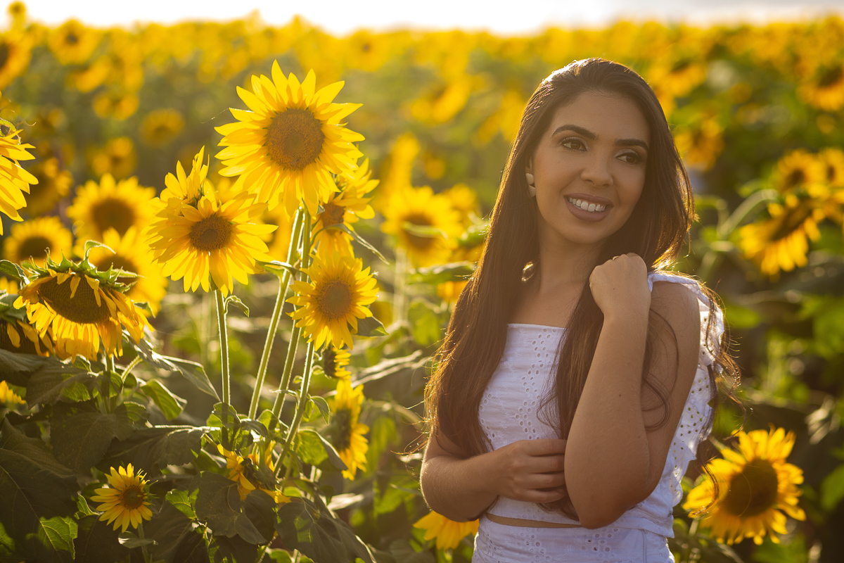 ensaio-feminino-girassol-beleza-mulher-sorriso-natureza-foto-fotografia
