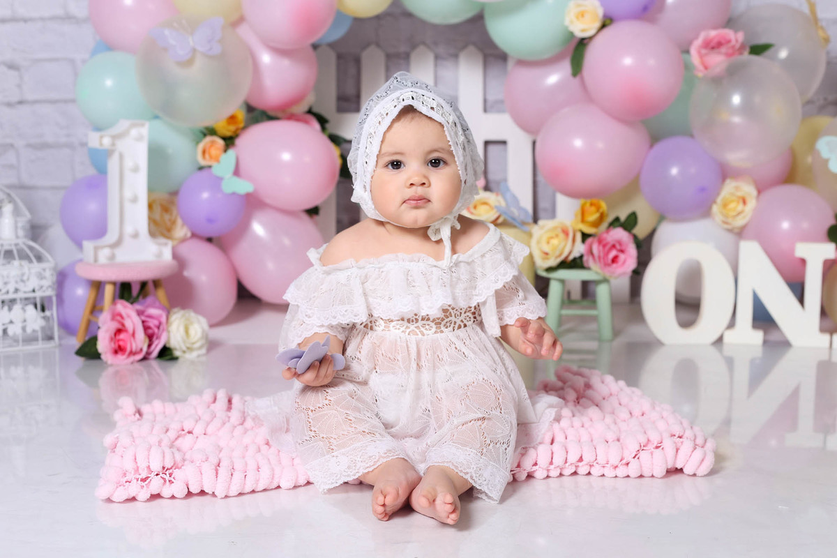 Foto ensaio infantil de bebê com roupa antiga branca de renda