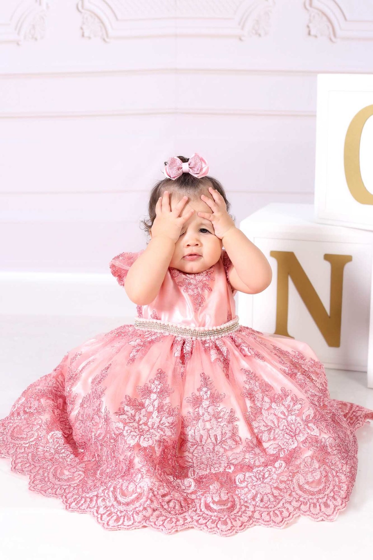 Foto sessão pré-aniversário de 1 aninho de menina com vestido de festa 
