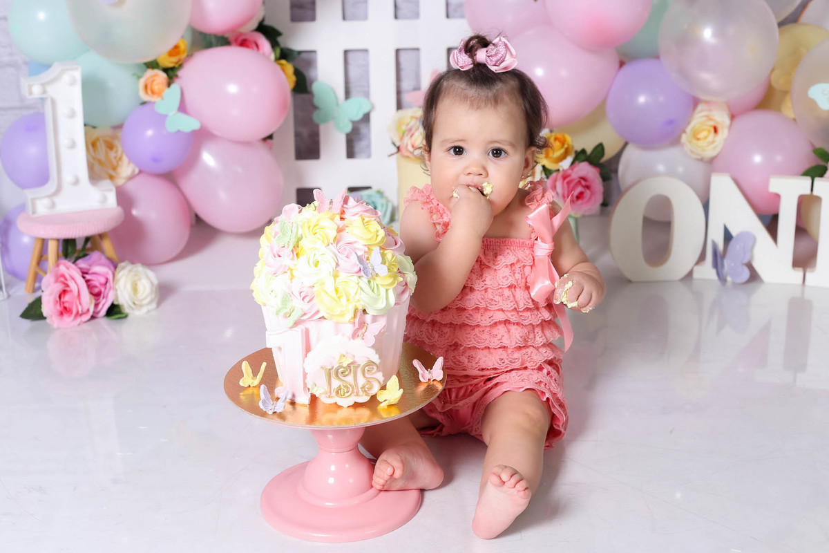 Foto smash the cake com bolo personalizado de borboletas e flores
