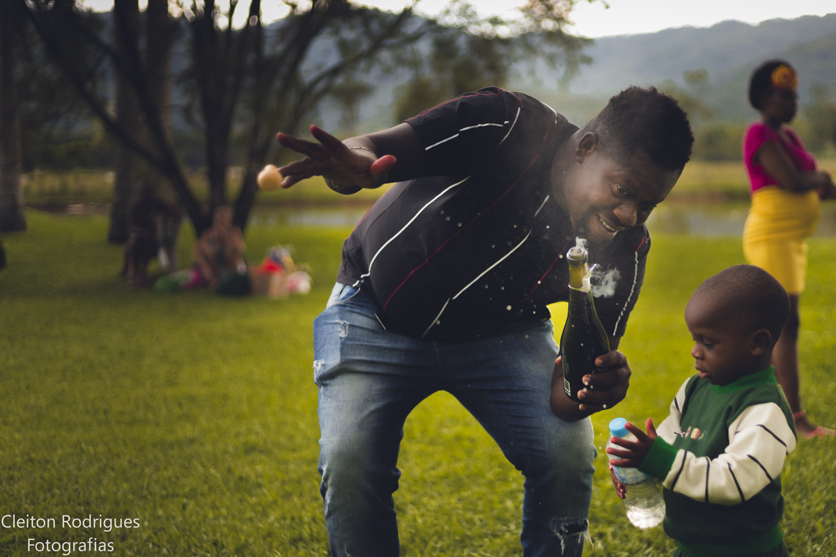 Papai estourou uma champanhe pra comemorar meu aniversario