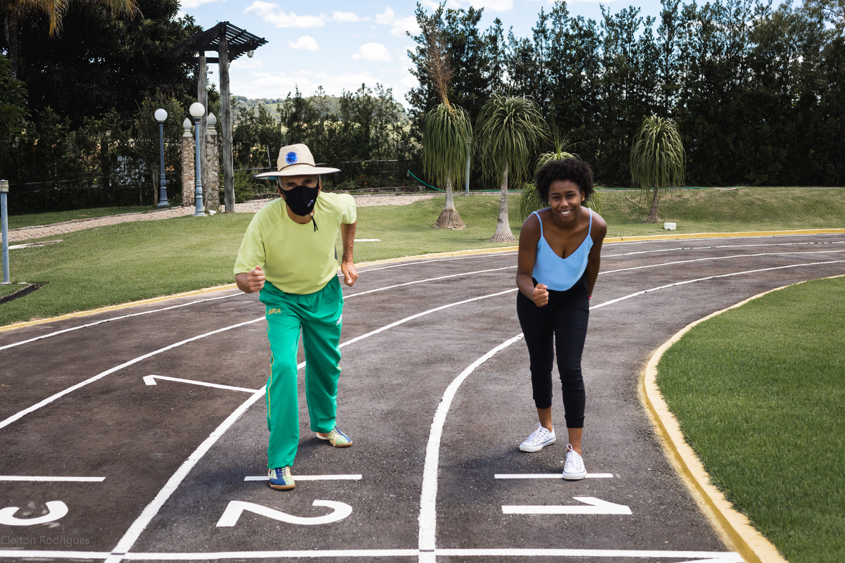 Tirar uma foto com o maior treinador de atletismo , em sua pista particular , NAO TEM PRECO .