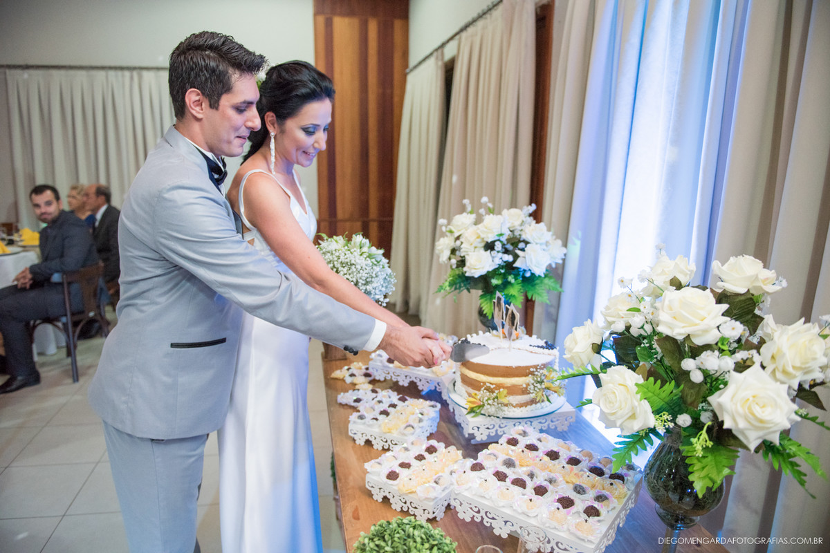 noiva e noivo corte bolo