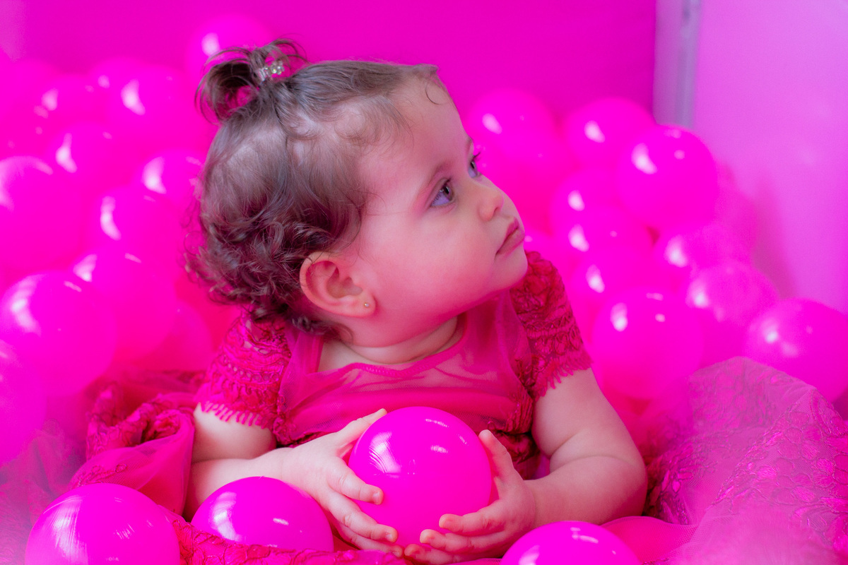 Menina 1 ano piscina de bolinhas rosa