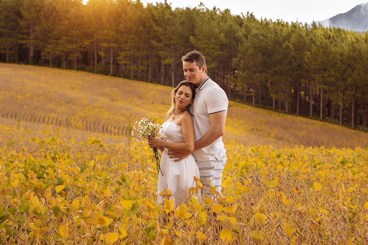 Ensaio pré-casamento pôr do sol no campo Mallet-PR