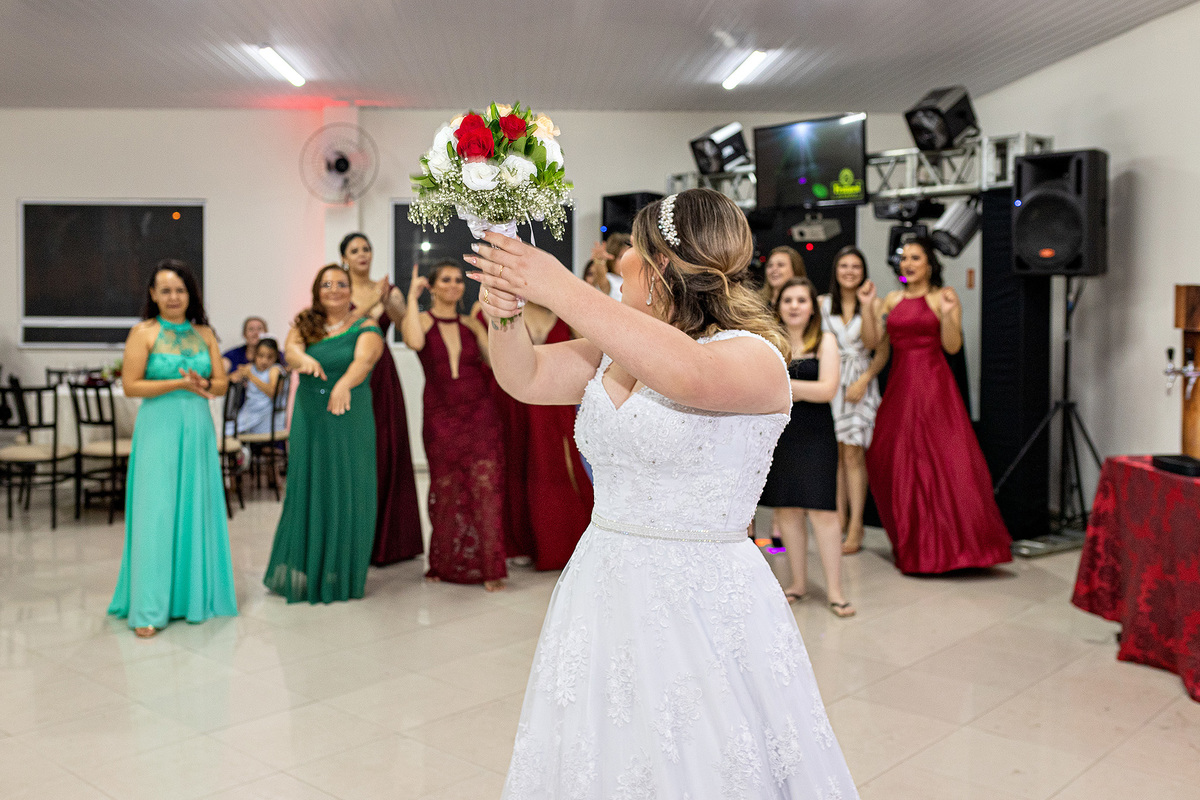 Noiva jogando buquê Casamento Curitiba-PR