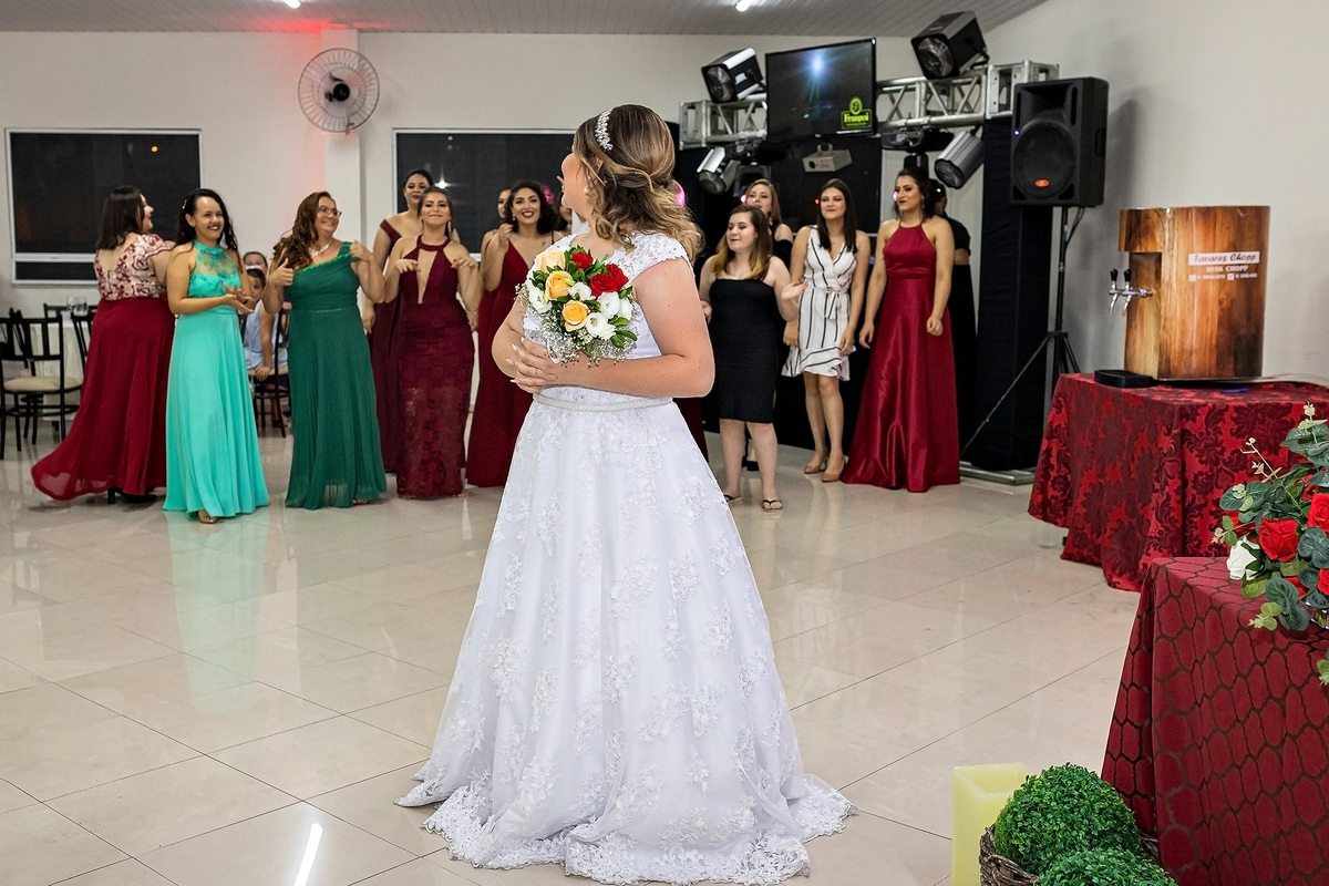 Noiva jogando buquê Casamento Curitiba-PR
