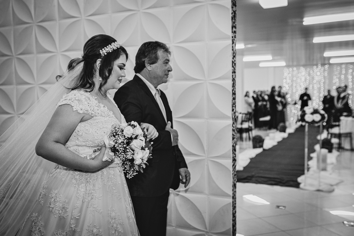 Noiva esperando a entrada Curitiba-PR