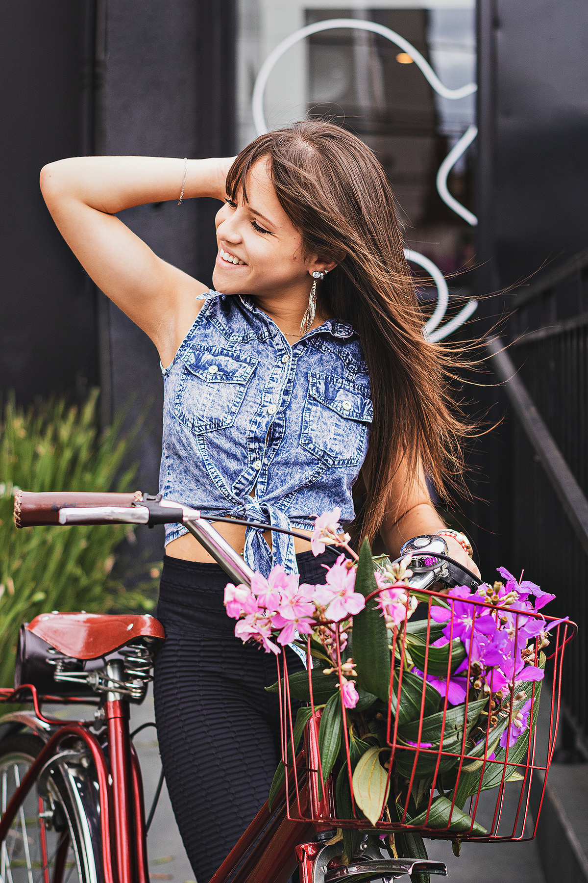 Ensaio Feminino com Bicicleta e Flores