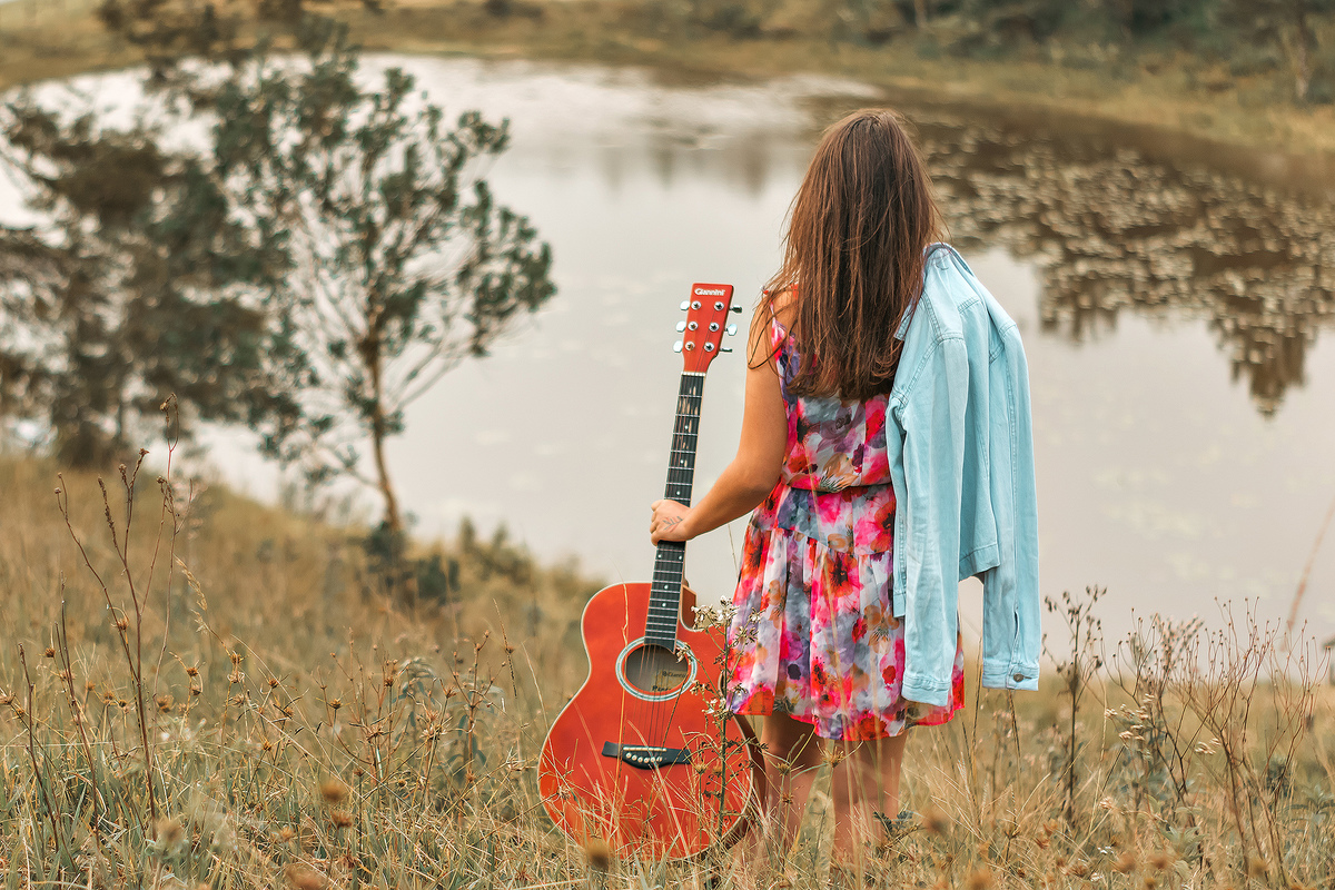 Ensaio Feminino Campo com Lago e Violão, Estrada da Graciosa-PR