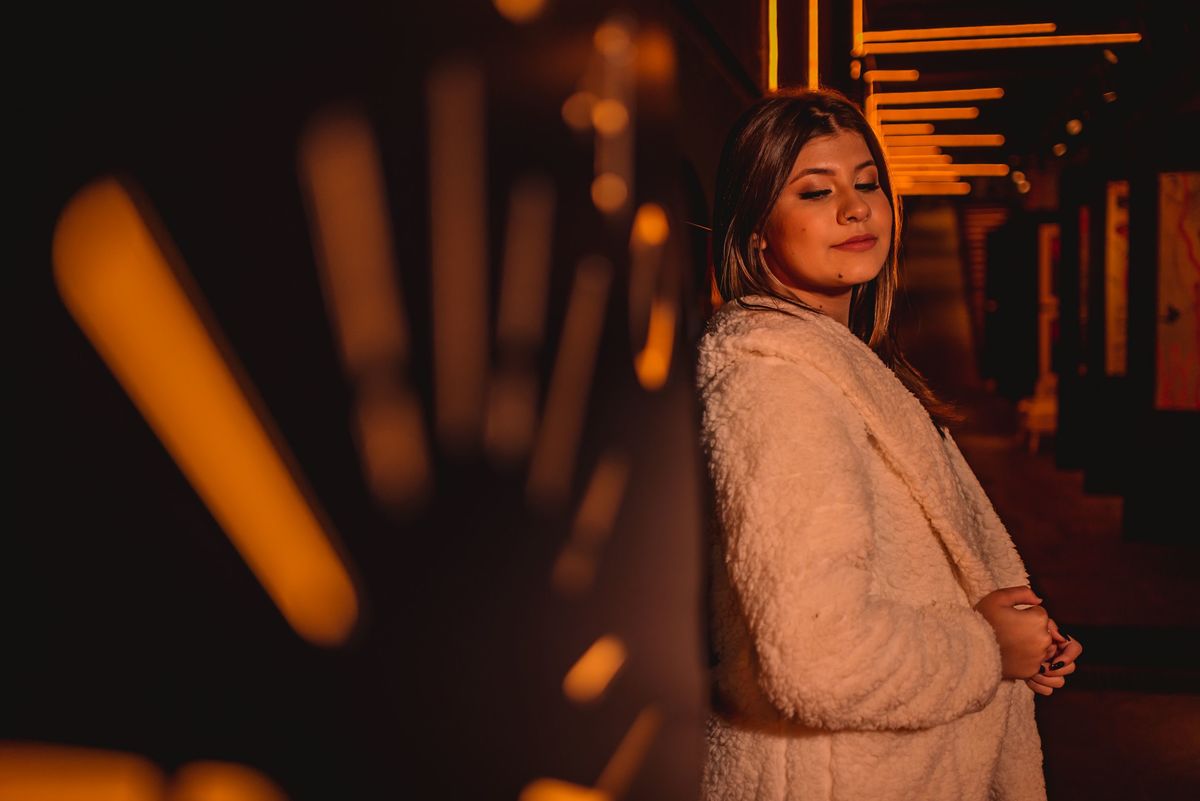 fotografo de debutante em sao leopoldo rs ensaio de 16th na serra gaucha rs gramado canela casal boeira casaco frio vestido azul fonte do amor ruinas do cassino por do sol lages de pedra fotografias urbanas de 15 anos debutante do ano 2022 