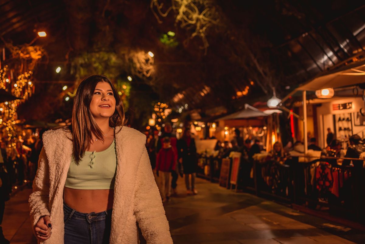 fotografo de debutante em sao leopoldo rs ensaio de 16th na serra gaucha rs gramado canela casal boeira casaco frio vestido azul fonte do amor ruinas do cassino por do sol lages de pedra fotografias urbanas de 15 anos debutante do ano 2022 