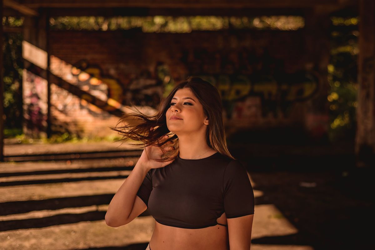 fotografo de debutante em sao leopoldo rs ensaio de 16th na serra gaucha rs gramado canela casal boeira casaco frio vestido azul fonte do amor ruinas do cassino por do sol lages de pedra fotografias urbanas de 15 anos debutante do ano 2022 