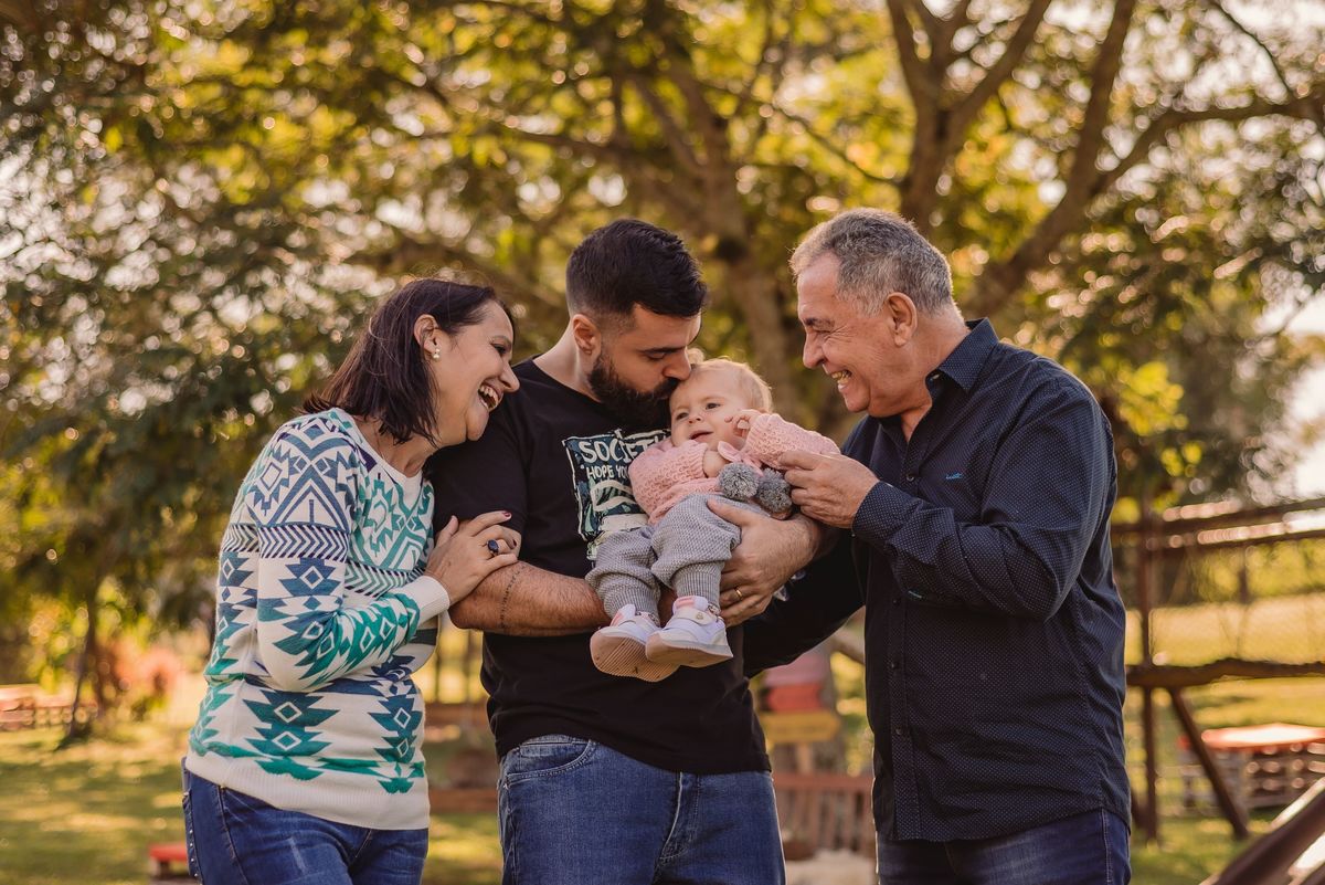 fotografo de familia em sao leopoldo rs ensaio de 1 ano em familia avô avó suns da lomba grande rs novo hamburgo sao leopoldo ensaio na manha brincadeira bebe infantil menina pai mae primos tios oculos fotografias documentais de familias em rs nh