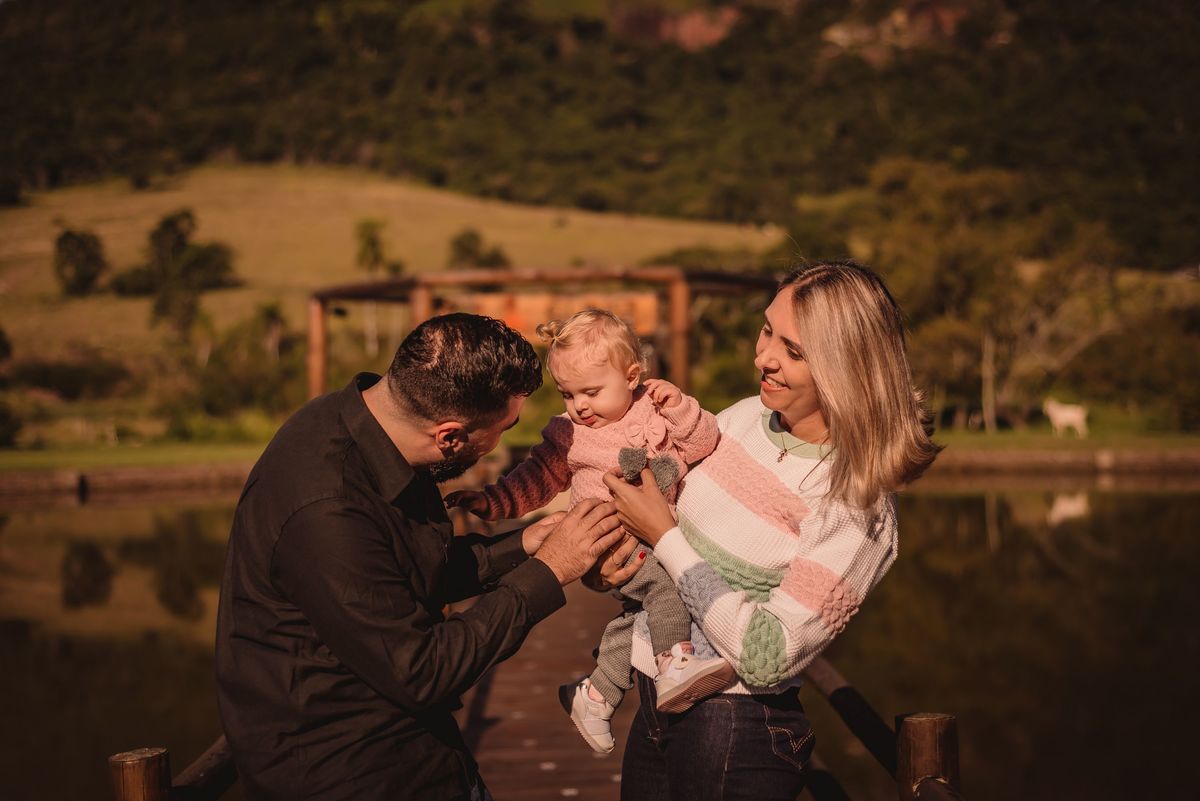 fotografo de familia em sao leopoldo rs ensaio de 1 ano em familia avô avó suns da lomba grande rs novo hamburgo sao leopoldo ensaio na manha brincadeira bebe infantil menina pai mae primos tios oculos fotografias documentais de familias em rs nh